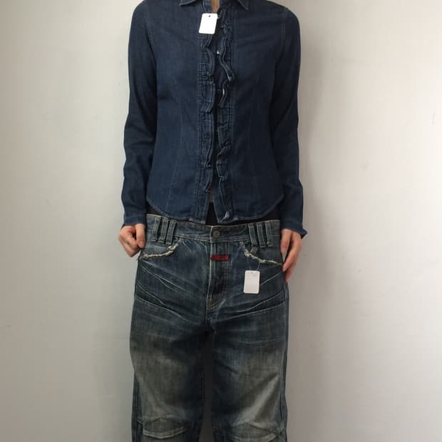 Frill point denim shirt