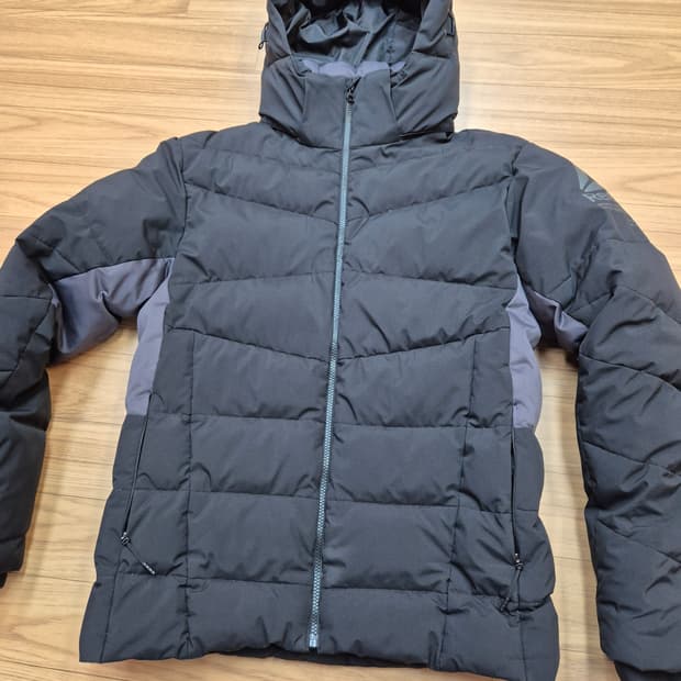 리복 남성 패딩 블랙 XL사이즈 판매합니다. 솜털 70이라 가볍고 따뜻하