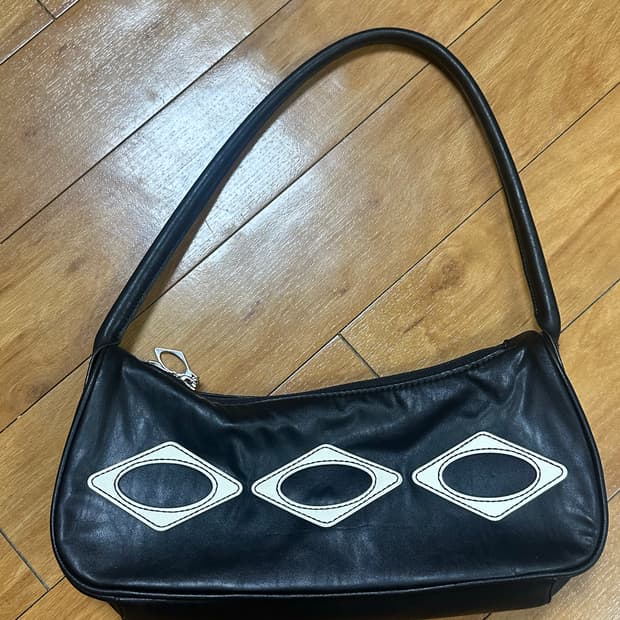 미스치프 롬버스 레더 숄더백 블랙