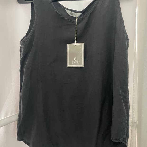 블랙 쉬폰 루즈핏 슬리브리스 탑