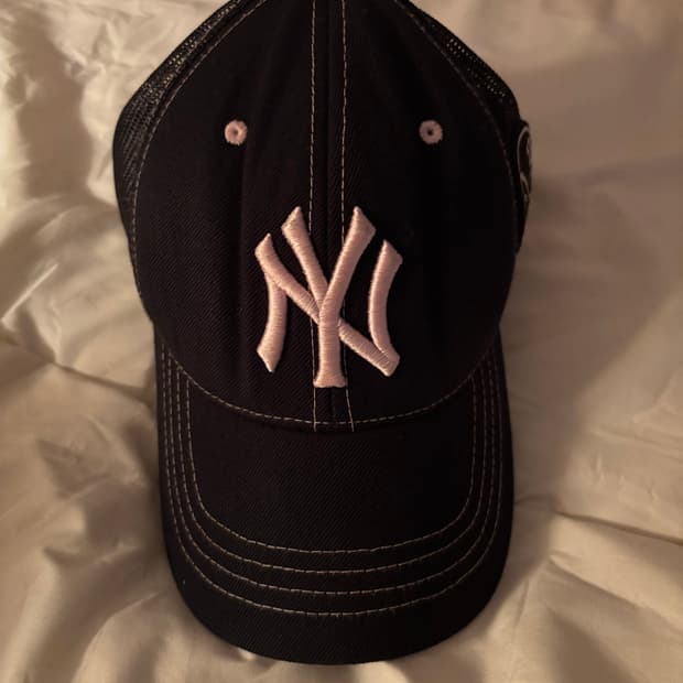 뉴에라 딸기우유색 핑크 자수 블랙핑크 캡모자 야구모자