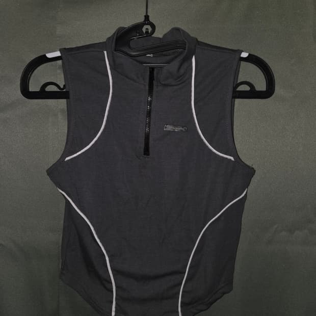 5천원 급처! 고프코어 블록코어 홀터넥 반집업 크롭 나시 차콜 그레이