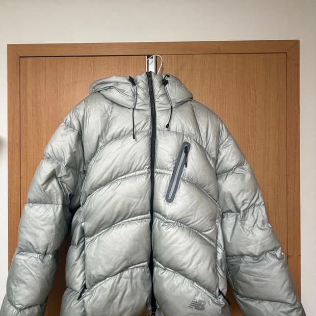 뉴발란스 플라잉 77 슈퍼라이트 후드 헤비 구스다운 라이트 그레이 패딩