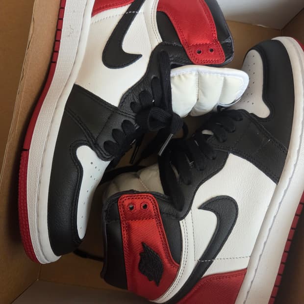 조던 1 레트로 하이CD0461016 새틴 블랙 토 (250)