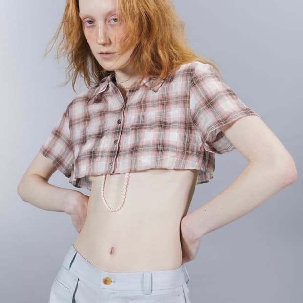 오들리워크샵 Fantasia Cropped Slit Shirt