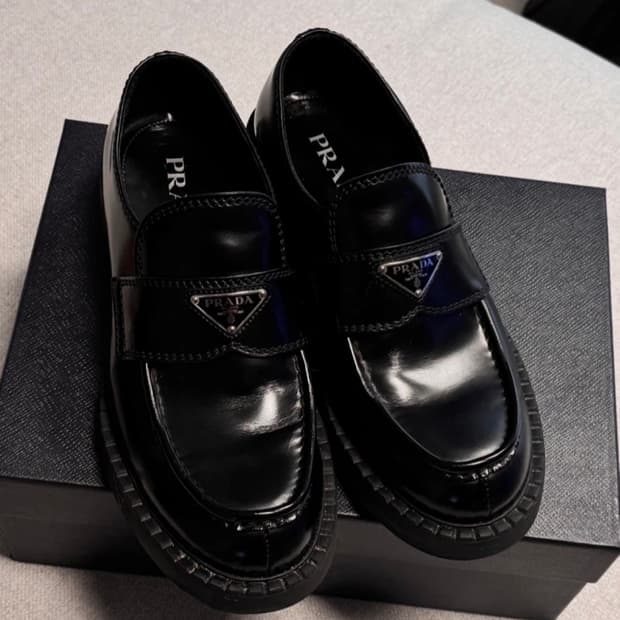 프라다 브러시드 가죽 로퍼 블랙 9사이즈(275-280)