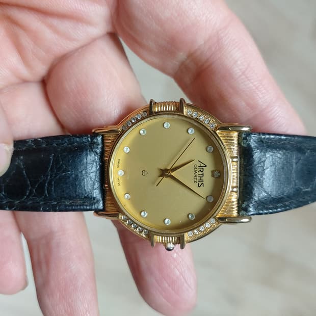 금장 Arthis 쿼츠 남성 시계입니다.