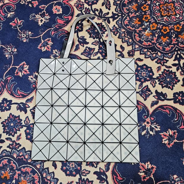 이세이미야케 바오바오 루센트 토트백 33 x 33 size