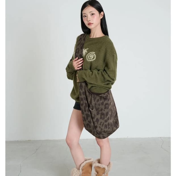 *새상품* 잇자바이브) REVERSIBLE LEOPARD BAG