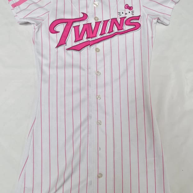 엘지 트윈스 헬로키티 노마킹 유니폼 팝니다 