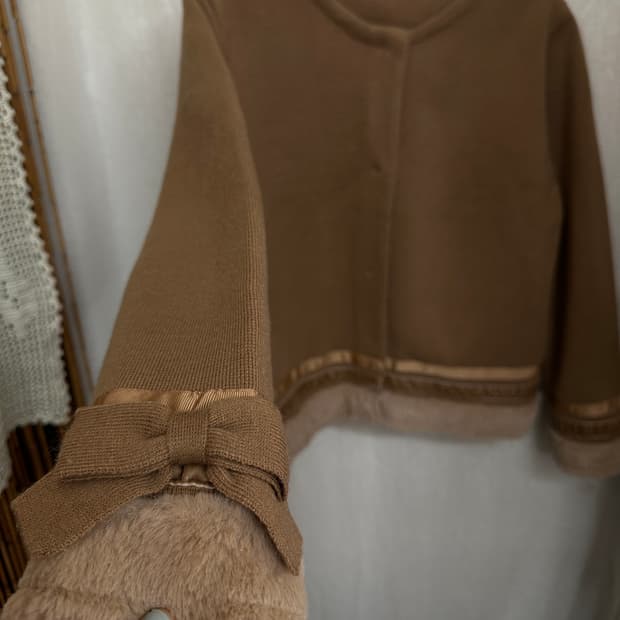 gallery visconti 리본 퍼 라떼 가디건 