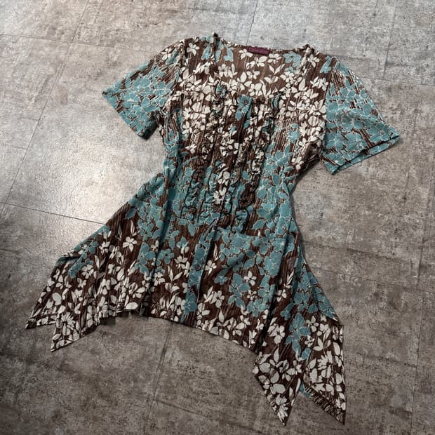 러플 플라워 패턴 언발 트임 블라우스 