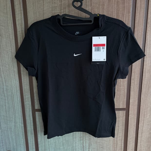 [새상품]나이키 자수로고 칠 니트 크롭 반팔티셔츠 블랙 W