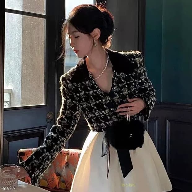 단종) Lattitude 블랙카라 브이넥 울 트위드 크롭 자켓