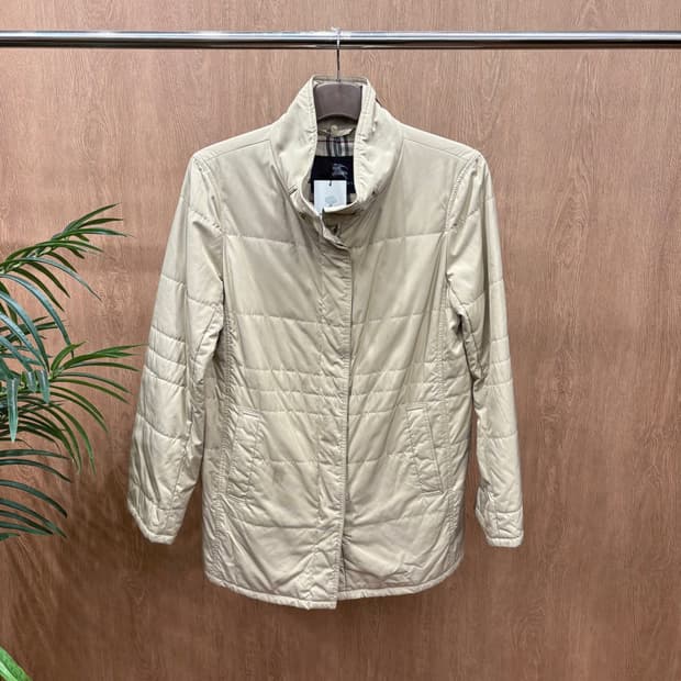 버버리 런던 하이넥 미디 경량 패딩 점퍼 클래식 체크 안감 디테일 베이지