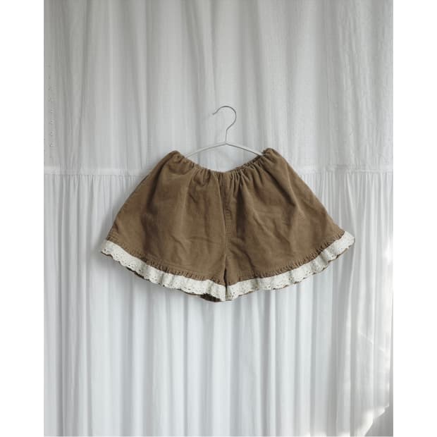 beige short pants