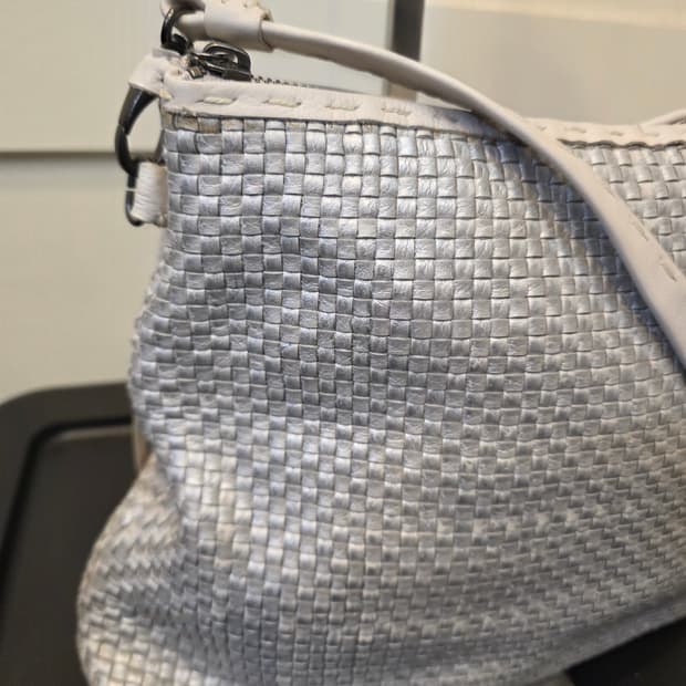 헨리베글린 양가죽 위빙 실버 크로스백