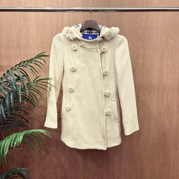 버버리 블루 라벨 후드 코트 더블 버튼 퍼 트리밍 포켓 디테일 아이보리