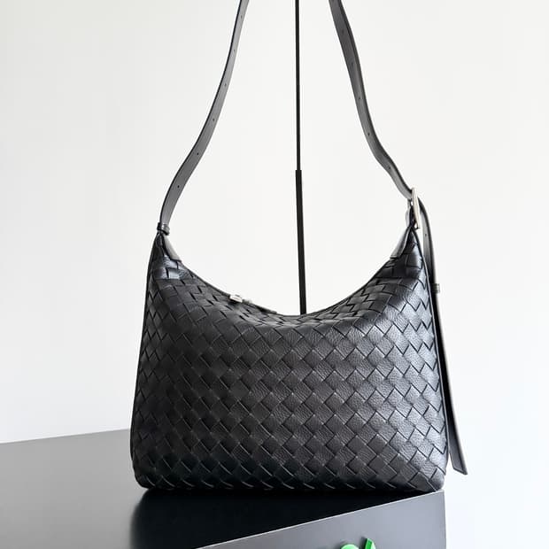 Bottega Veneta보테가베네타 신상 트래블러 스웨이드 숄더백 남녀