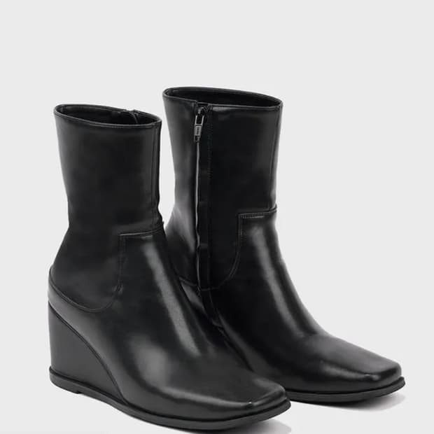 다이닛 스퀘어 볼드 미들 부츠 블랙