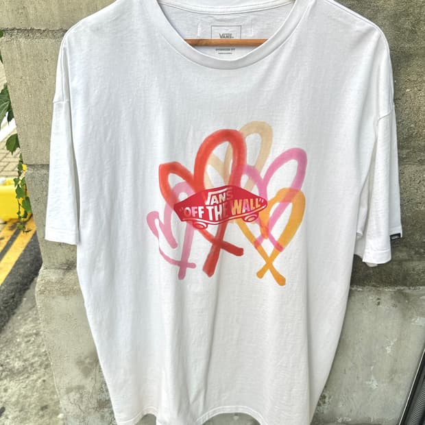 더 뮤지엄 비지터 x 반스 러브 반팔 티셔츠