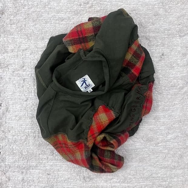 이세이미야케 하이 모크넥 긴팔 티셔츠 언밸런스 러플 레터링 디테일 그린