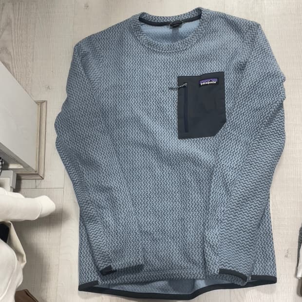 파타고니아 r1 에어크루넥 긴팔티 하늘색 후리스