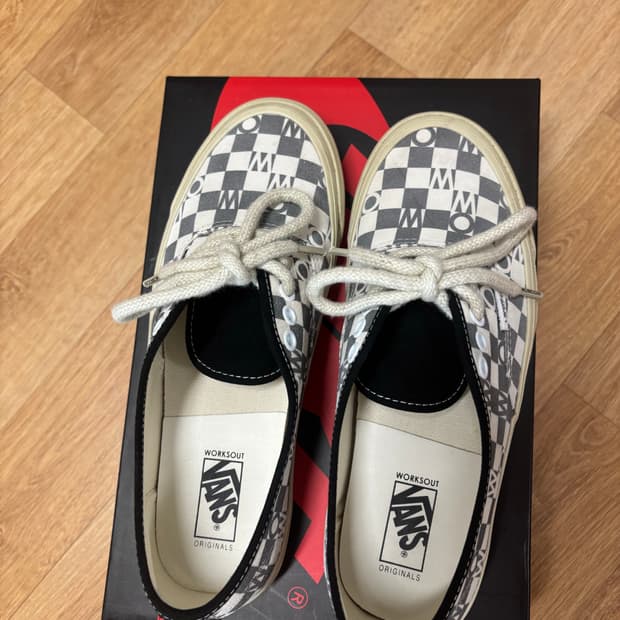 반스 볼트 웍스아웃 어센틱 255 판매합니다