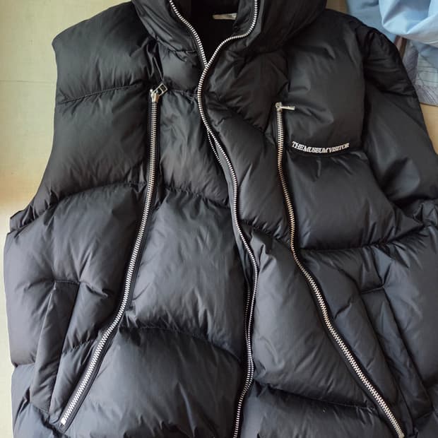 더뮤지엄비지터 패딩 .조끼.