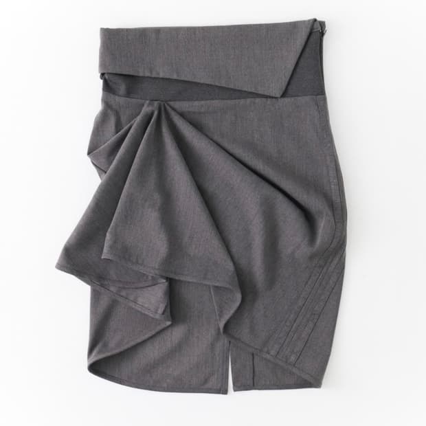 울리카상투스 BRACE UNBALANCE SKIRT (CHARCOAL)