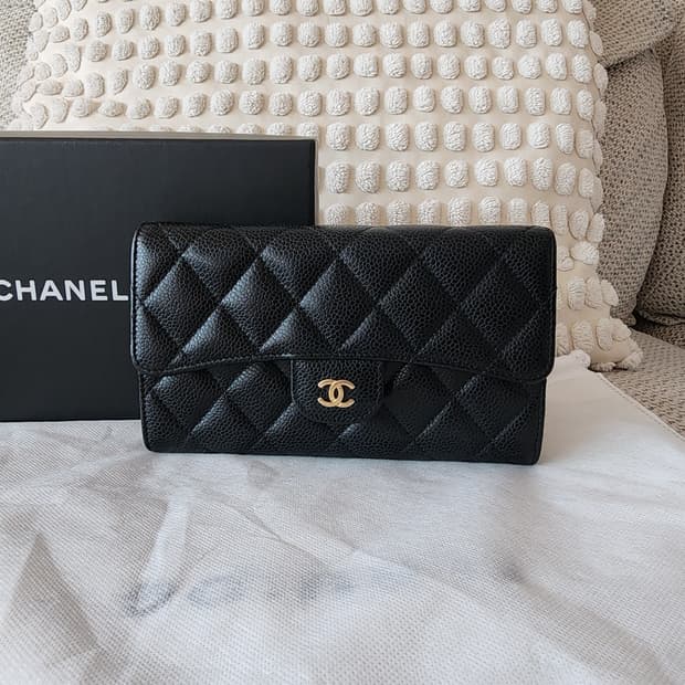 상태최상 샤넬 클래식 캐비어 플랩 장지갑 블랙 금장