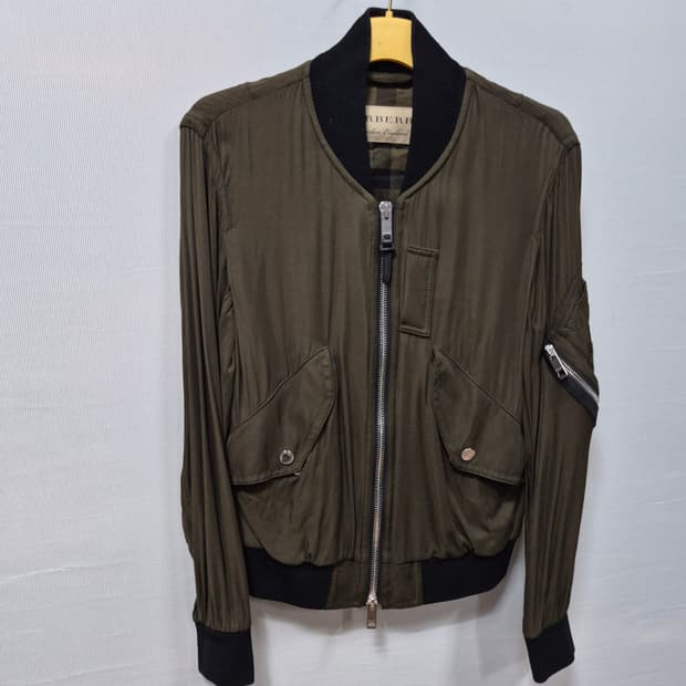 버버리 카키색 봄버 자켓 남성48  100