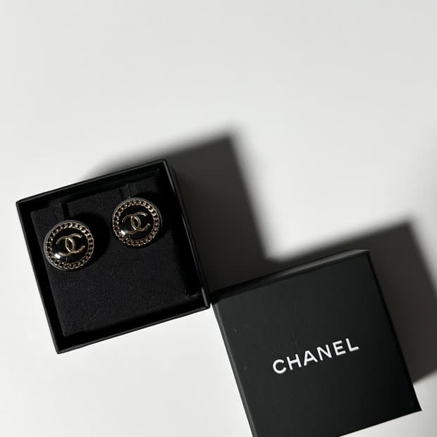 샤넬 CC 버튼 이어링 귀걸이
