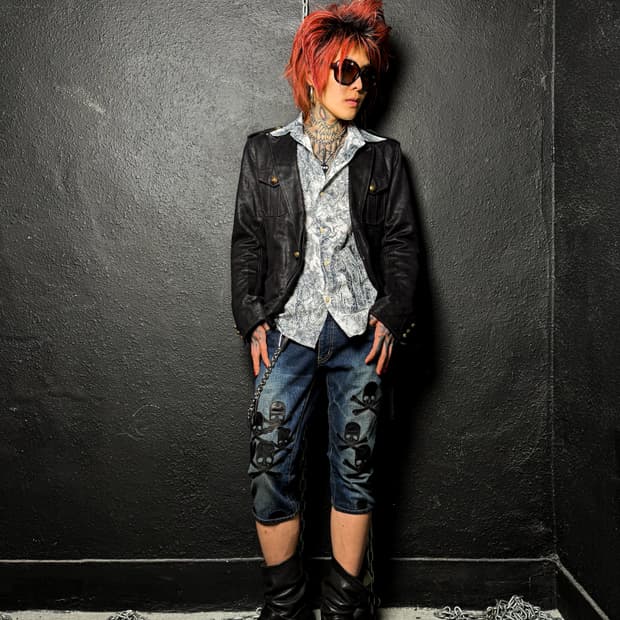 ROEN – Skull Leather Patch Denim shorts 