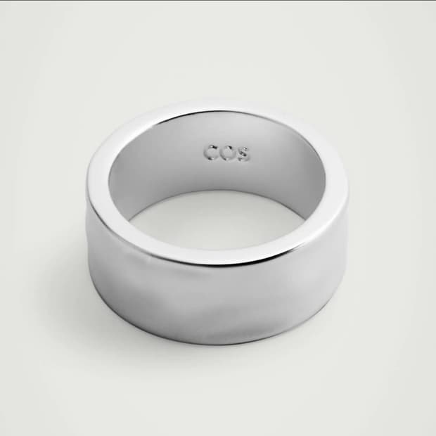 Cos 청키 매티드 해머드 링 실버