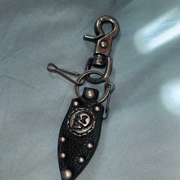 아캄 Skull Studded Leather Keyring