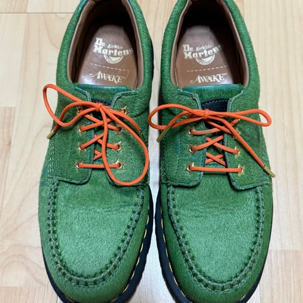 닥터마틴 x 어웨이크 NY 로웰 헤어 온 레더 목 토 슈즈
