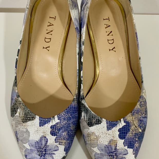 탠디 Tandy 꽃무늬 플라워 패턴 미들 힐 펌프스 여성 구두 235