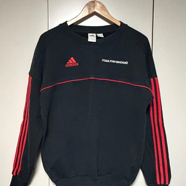 고샤 아디다스 맨투맨(블랙)