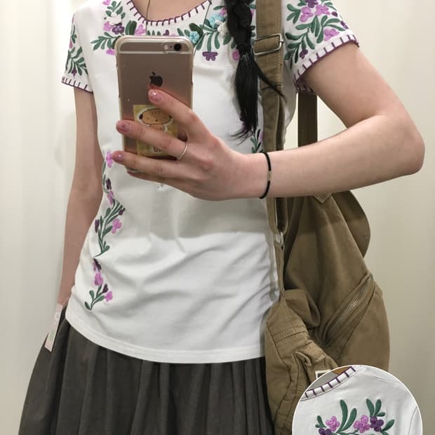 Soft Hana Embroidery T-shirt