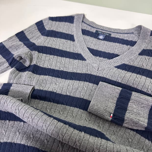 우먼S-M 타미힐피거 손목로고 단가라 브이넥니트