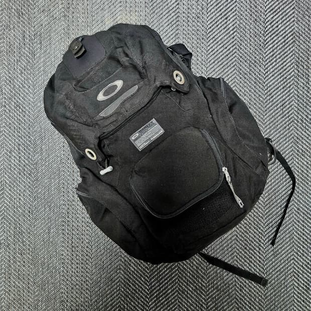 오클리 아이콘 로고 테크니컬 백팩
