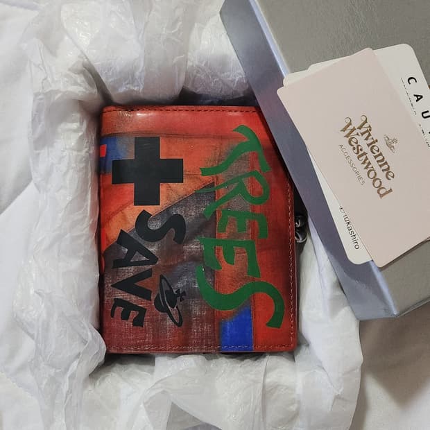 비비안웨스트우드 TREES SAVE LIVES 지갑