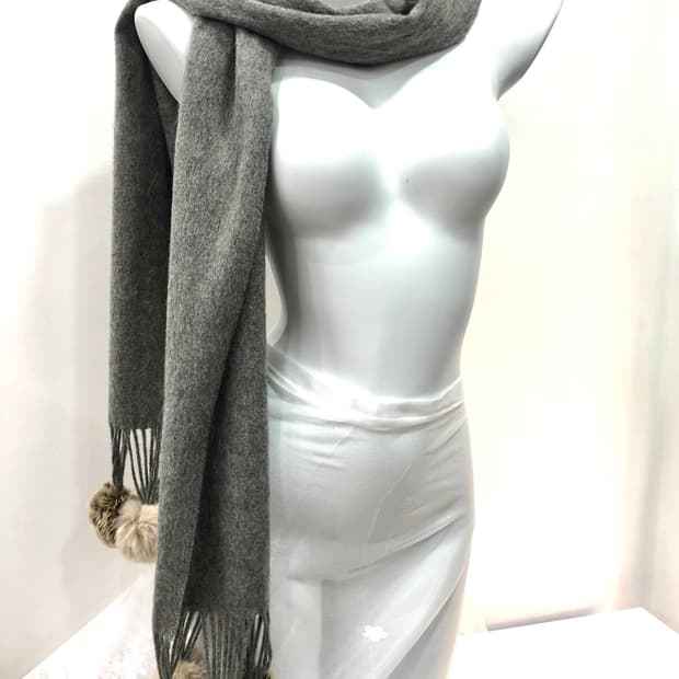 gray pom-pom wool muffler