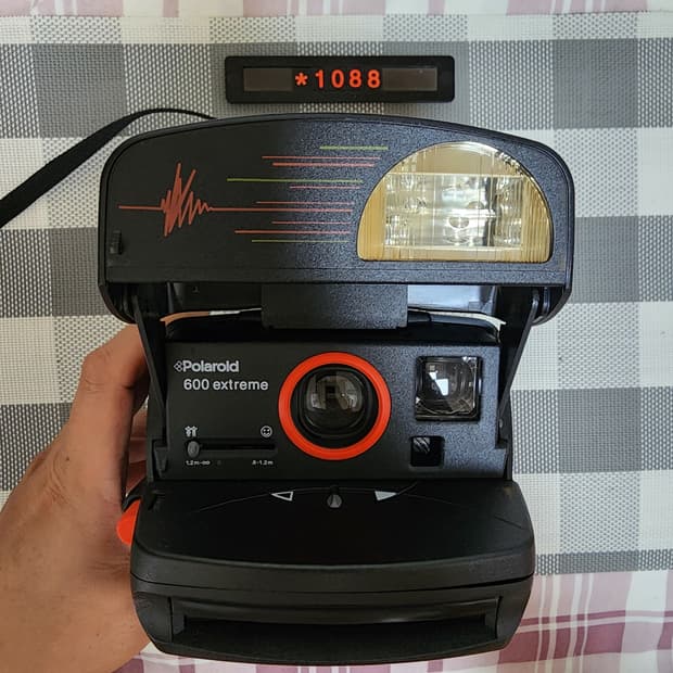 폴라로이드 600 익스트림 즉석카메라