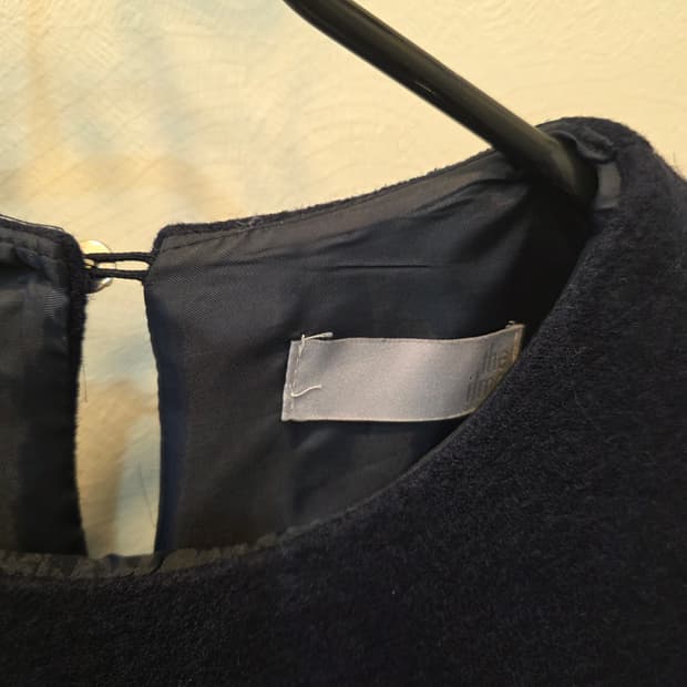 The ilma 네이비울 매칭 주름언발란스 원피스