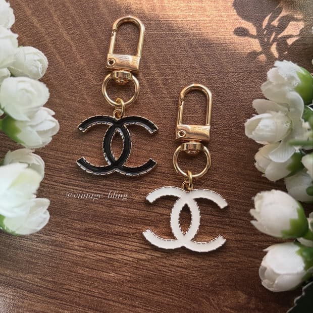 샤넬 스티치 로고 백참 키링 키체인