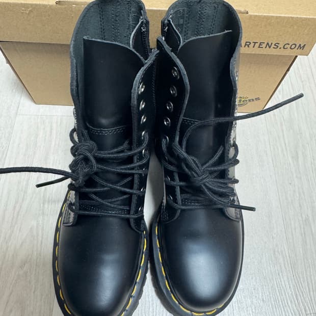 닥터마틴 제이든 8홀 블랙 폴리시드 스무스 230