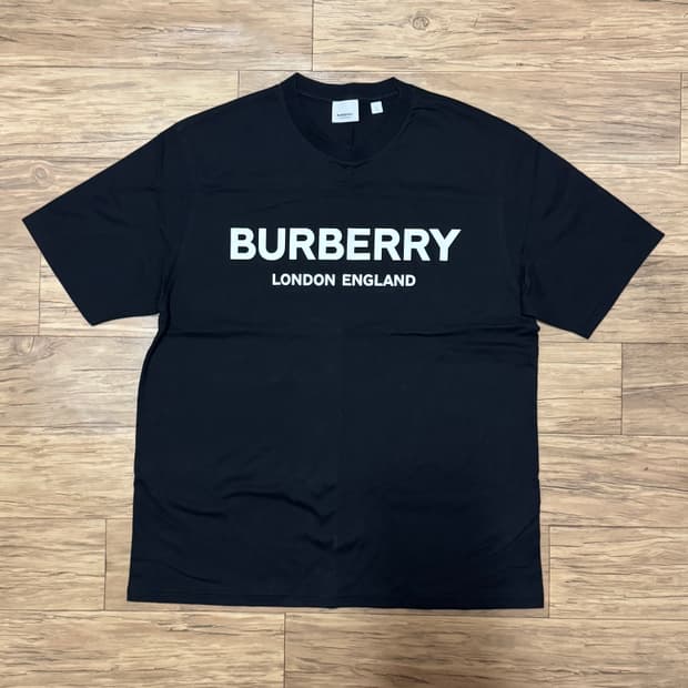 [L] 버버리 런던 잉글랜드 로고 티셔츠 블랙 8026016