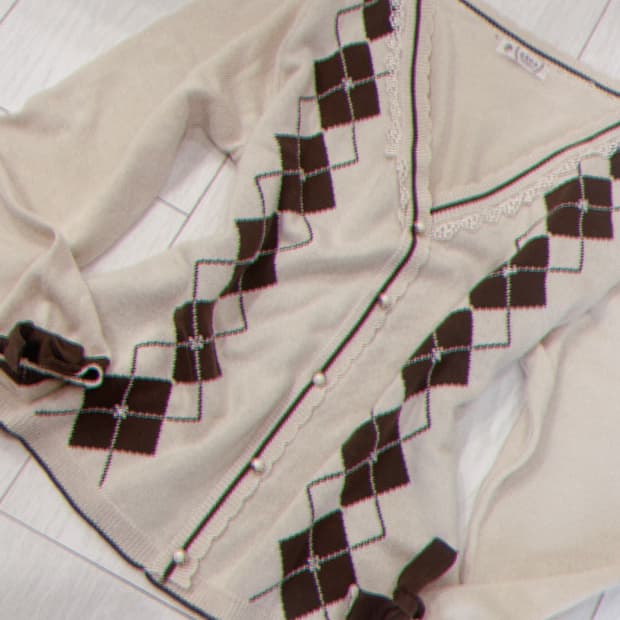 엑시즈팜 라떼 아가일 브이넥 니트